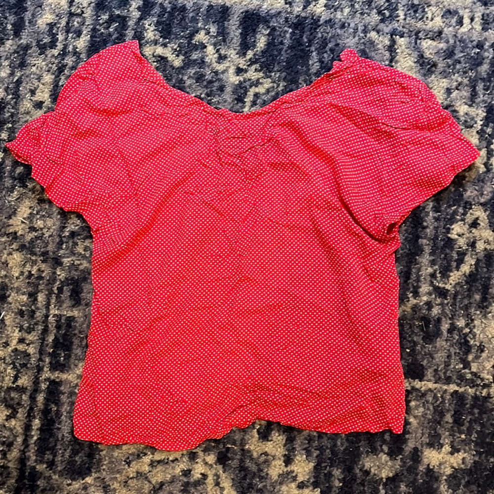 Reversible top that can be straight cut or vneck.